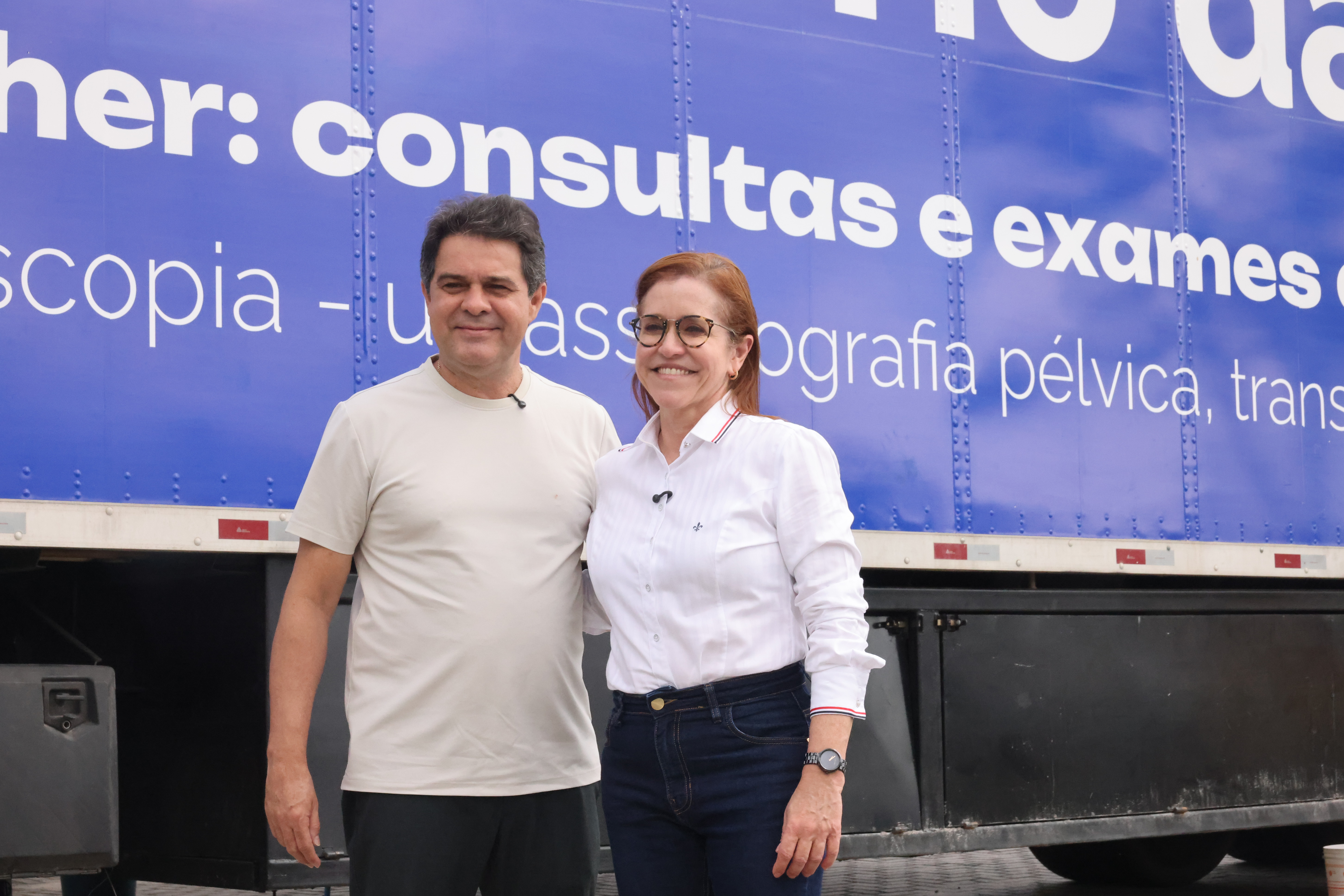 Prefeito Evandro e secretária Riane posam na frente da carreta da saúde